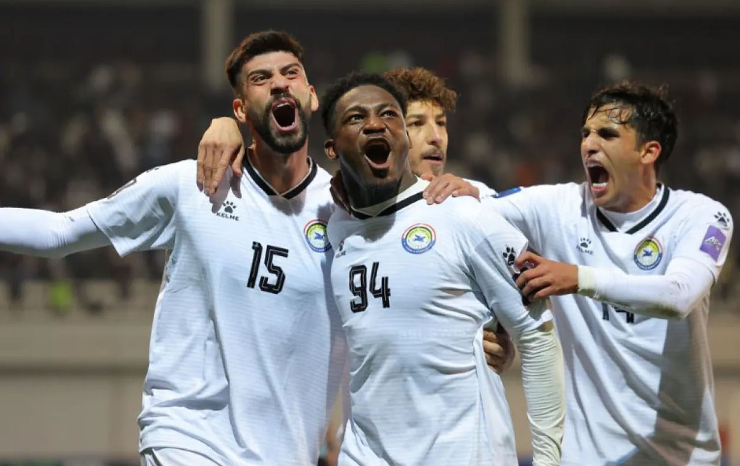 لاعبو الزوراء يحتفلون بإحراز هدف 