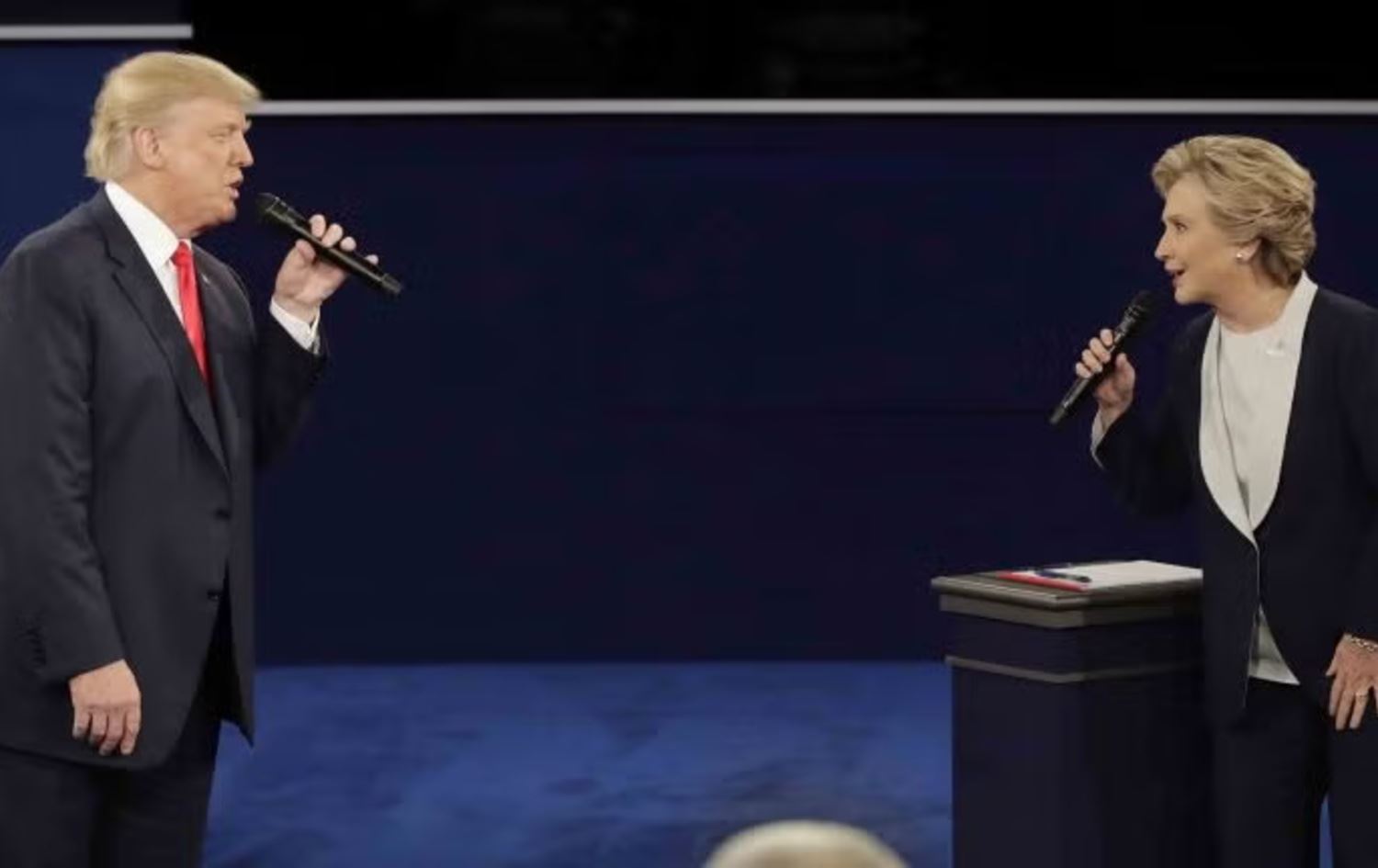 ترەمپ و کلینتن لەسەر دۆسیەی ئێپستین هێرش دەکەنە سەر یەکدی