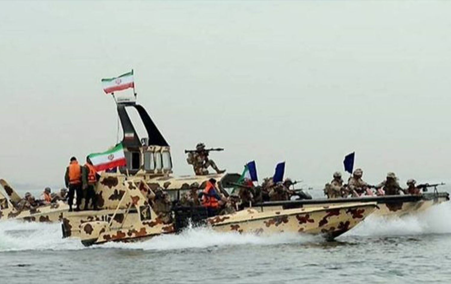 إيران تغلق أجزاء من مضيق هرمز وخامنئي يتوعد واشنطن بأسلحة قادرة على إغراق بارجاتها