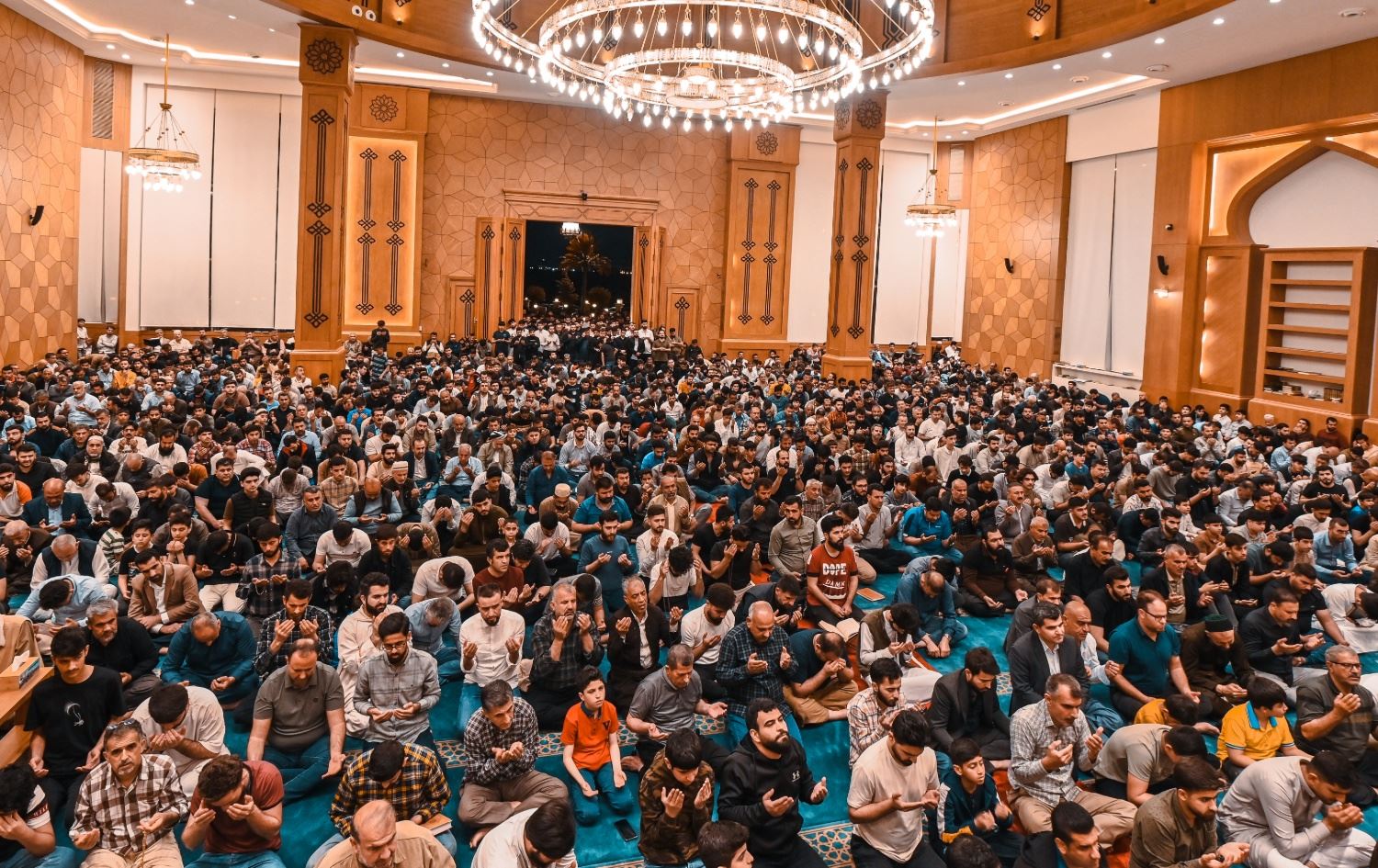 نزا و پاڕانەوەی موسڵمانان لە شەوانی رەمەزان لە مزگەوتێکی شاری هەولێر. وێنە: بڵند تاهیر- ئەرشیفی رووداو