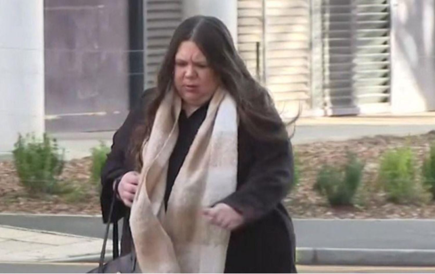 ئامی ریس لە کاتی چوونی بۆ دادگە