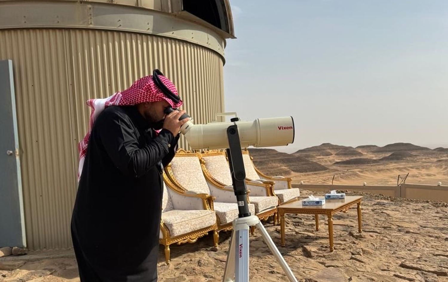 ئەندامێکی لیژنەکانی بینینی مانگ لە سعودیە بەم شێوەیە بەدوای مانگدا دەگەڕێت