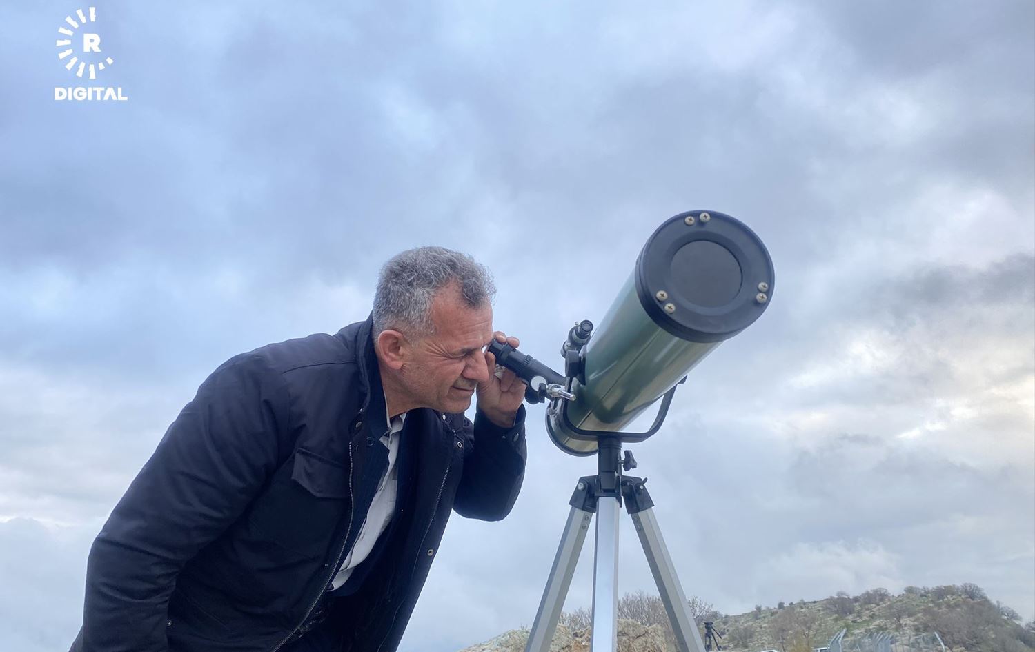 چاودێریکردنی مانگ بۆ دیاریکردنی یەکەم رۆژی مانگی رەمەزان لە ساڵی 2023. وێنەکە بۆ روونکردنەوەی زیاتری هەواڵەکەیە: هەرێم عەلی - رووداو/ئەرشیڤ