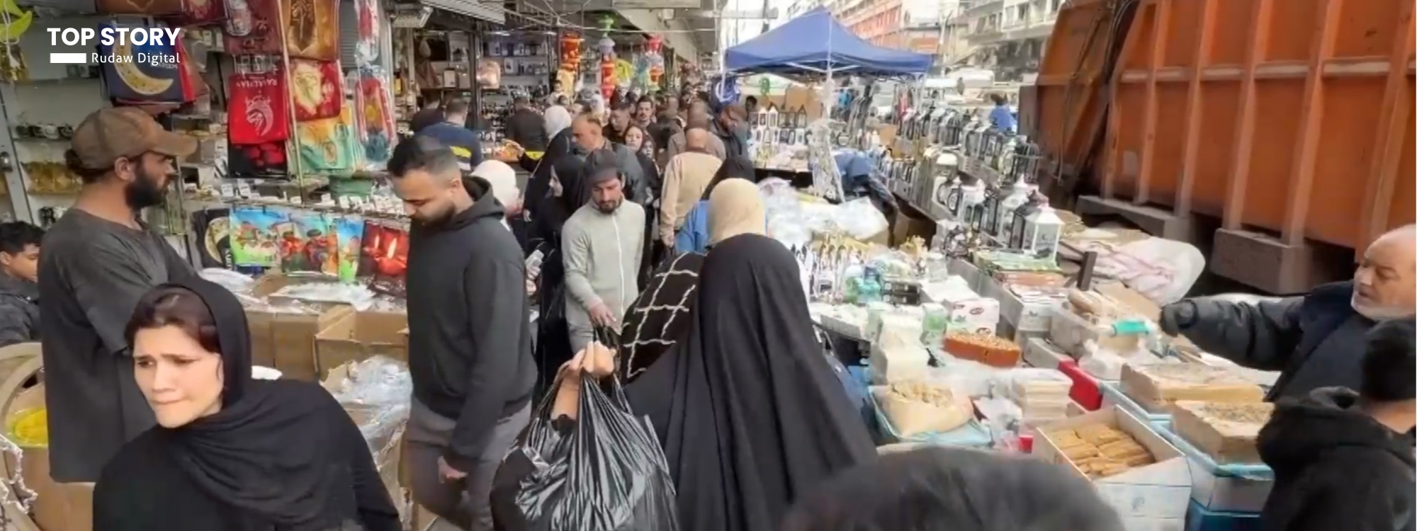 متبضعون في سوق الشورجة وسط بغداد