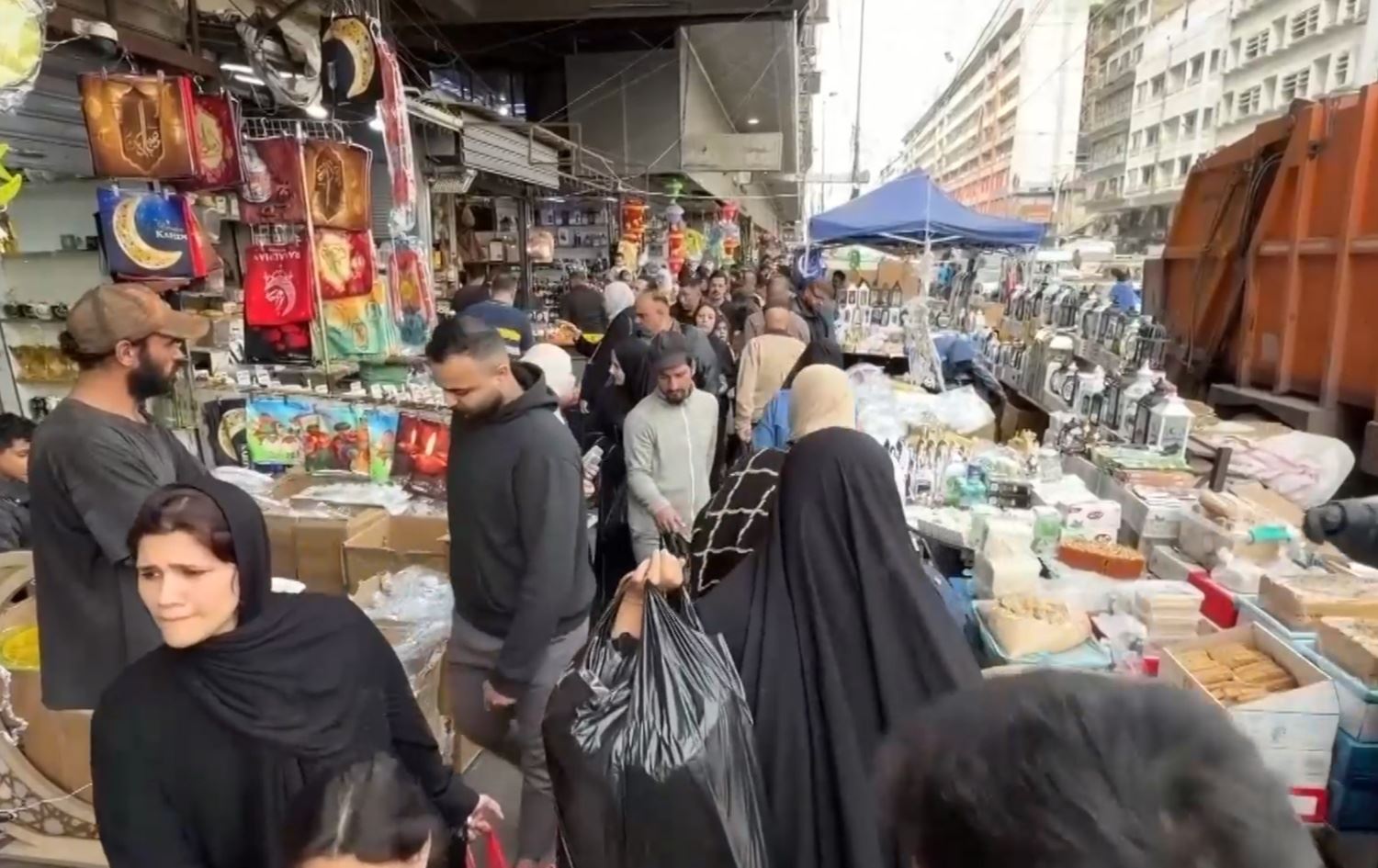 متبضعون في سوق الشورجة وسط بغداد