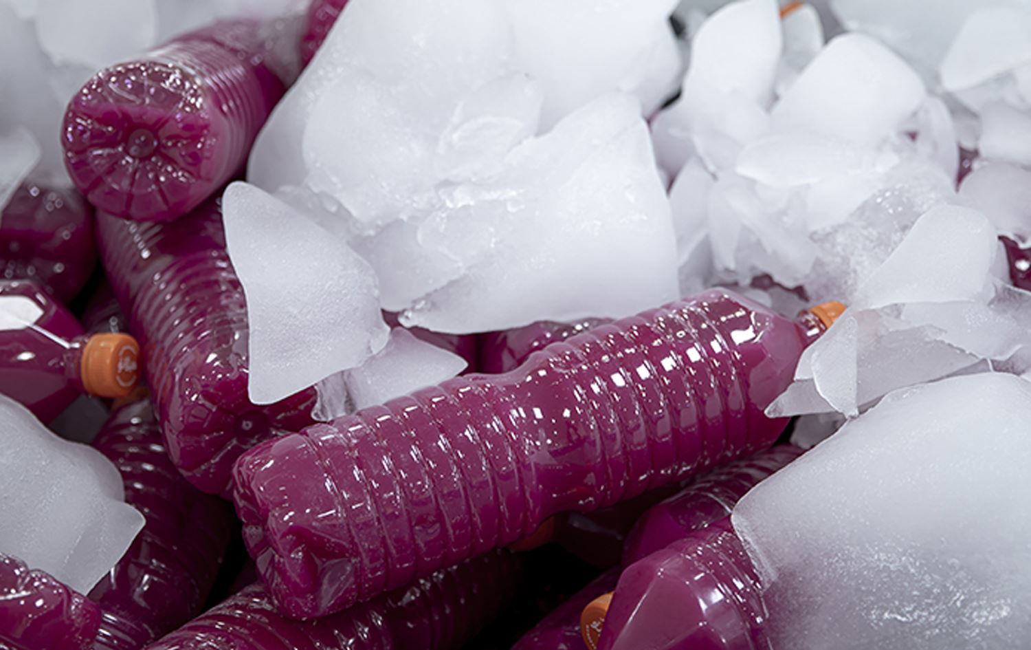 چەند بتڵێکی شەربەت خراونەتە نێو بەفرەوە بۆ ئەوەی سارد بن. وێنە: AA