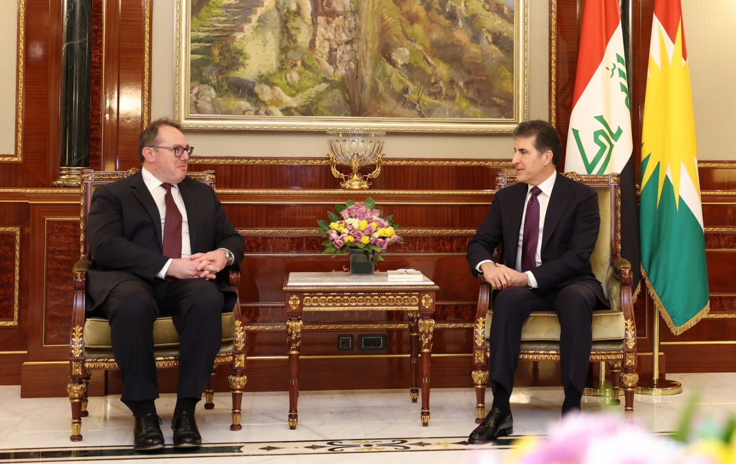  کۆبوونەوەی نێچیرڤان بارزانی، سەرۆکی هەرێمی کوردستان پێشوازی لەگەڵ جۆشوا هاریس، هەڵسووڕێنەری باڵیۆزخانەی ئەمریکا لە عێراق 