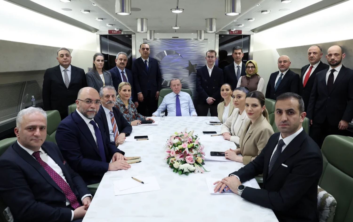 ڕەجەب تەیب ئەردۆغان، سەرۆککۆماری تورکیا لە کاتی گەڕانەوەی لە ئەسیوپیا، لە ناو فڕۆکەدا لێدوان بۆ ڕۆژنامەنووسان دەدات