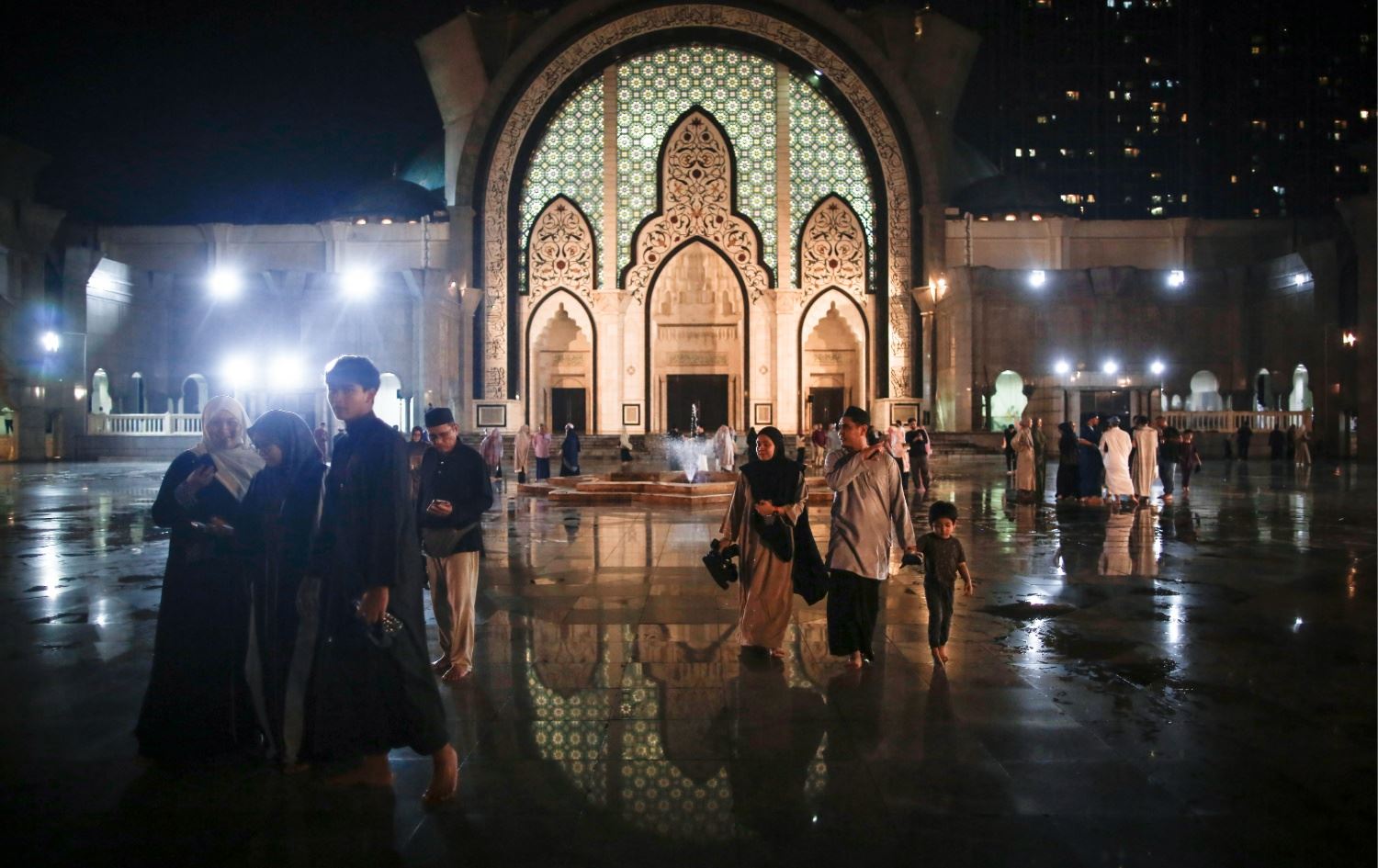 موسڵمانان لە مزگەوتێکی کوالالامپوری مالیزیا یەکەم تەراویحی رەمەزانی ئەم ساڵیان ئەنجامدا. وێنە: AFP