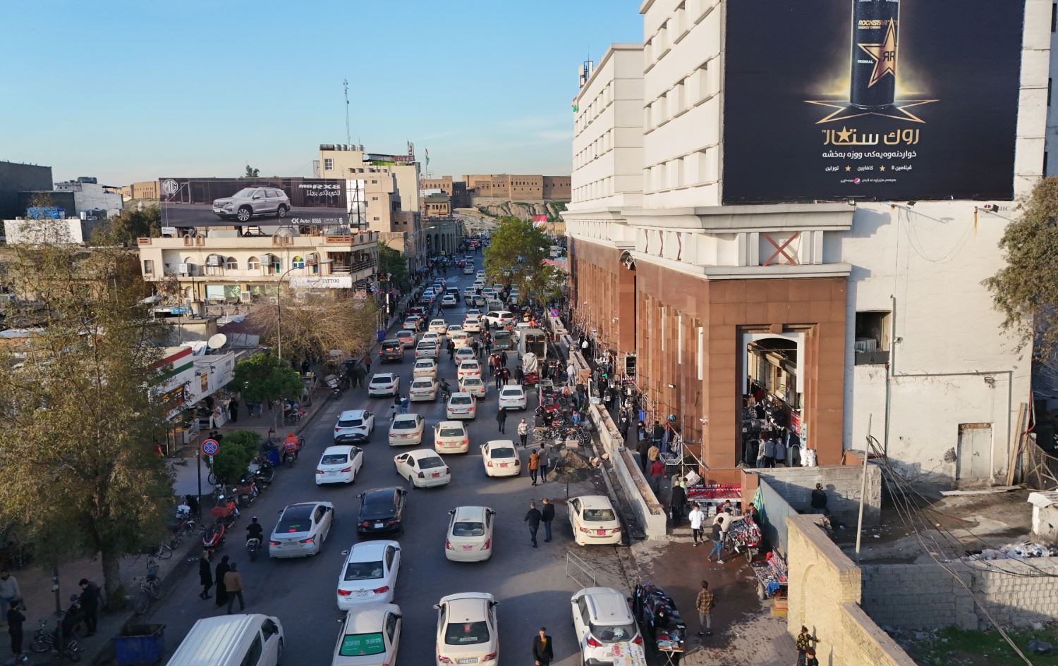 ئۆتۆمبێلێکی زۆر لەنێو بازاڕی هەولێر. وێنە: بڵند تاهیر- رووداو