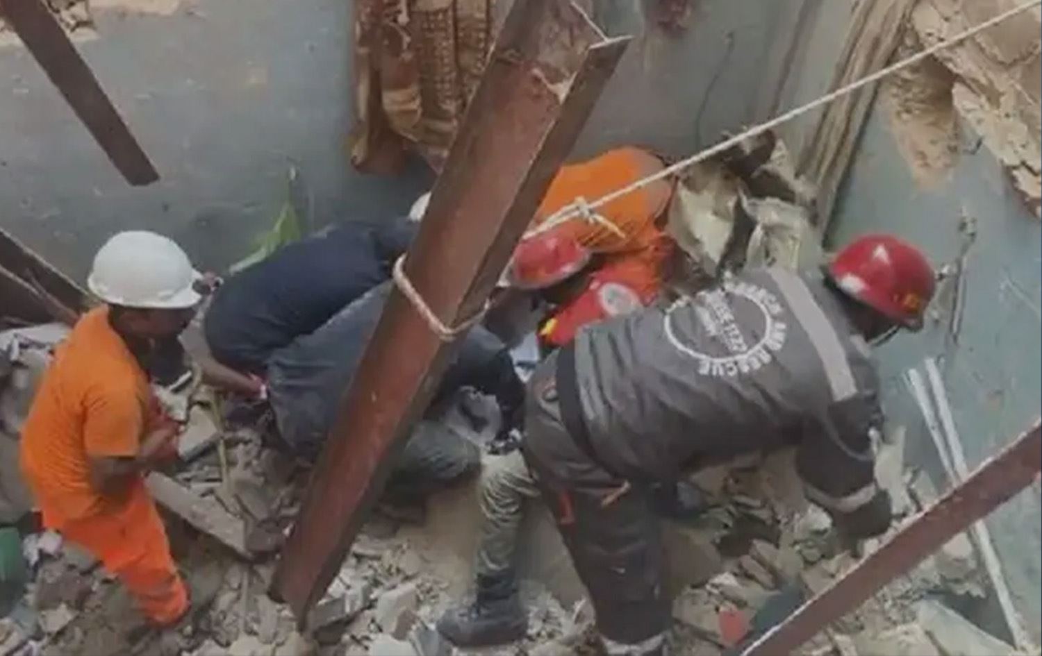 فرق الإنقاذ في موقع الانهيار – مواقع التواصل