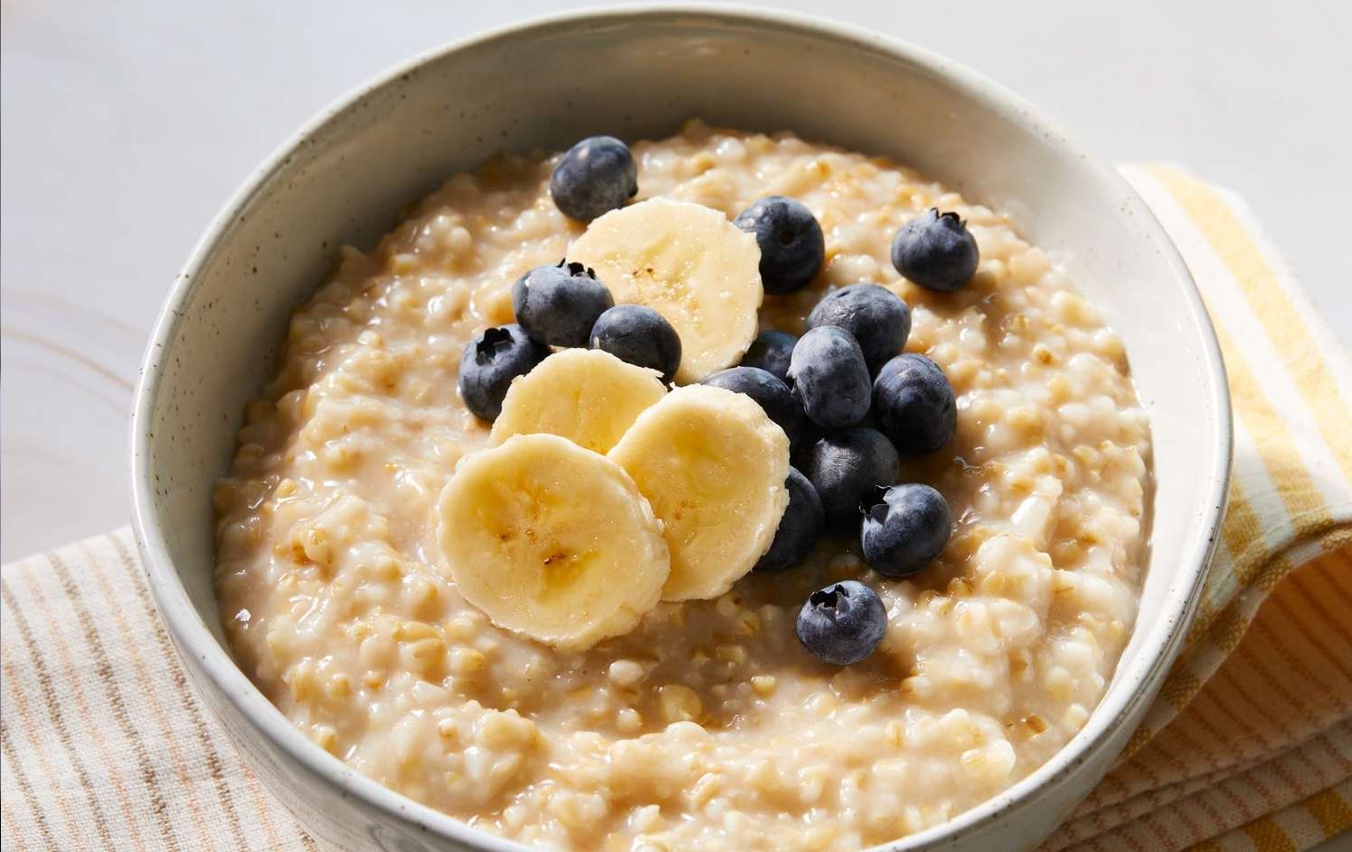 قاپێک شۆفان لەگەڵ مۆز و شاتوو تێکەڵ کراوە.