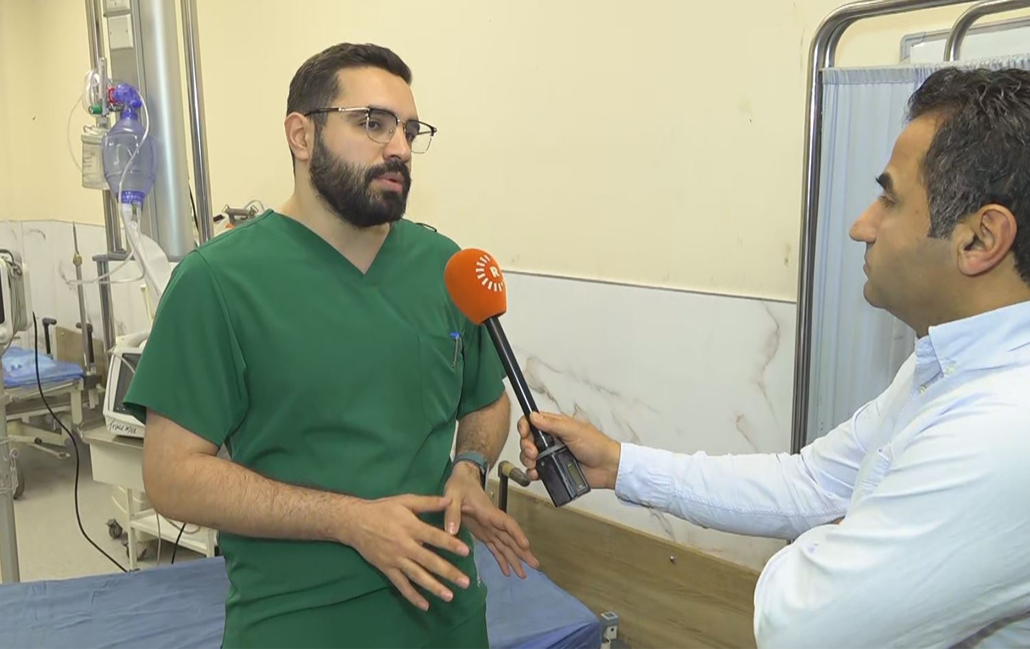 دکتۆر ئەلەند ئەحمەد، ئەو پزیشکەیە کە گەنجەکەی بینیوە لە نەخۆشخانەی فریاکەوتنی دهۆک قسە بۆ رووداو دەکات