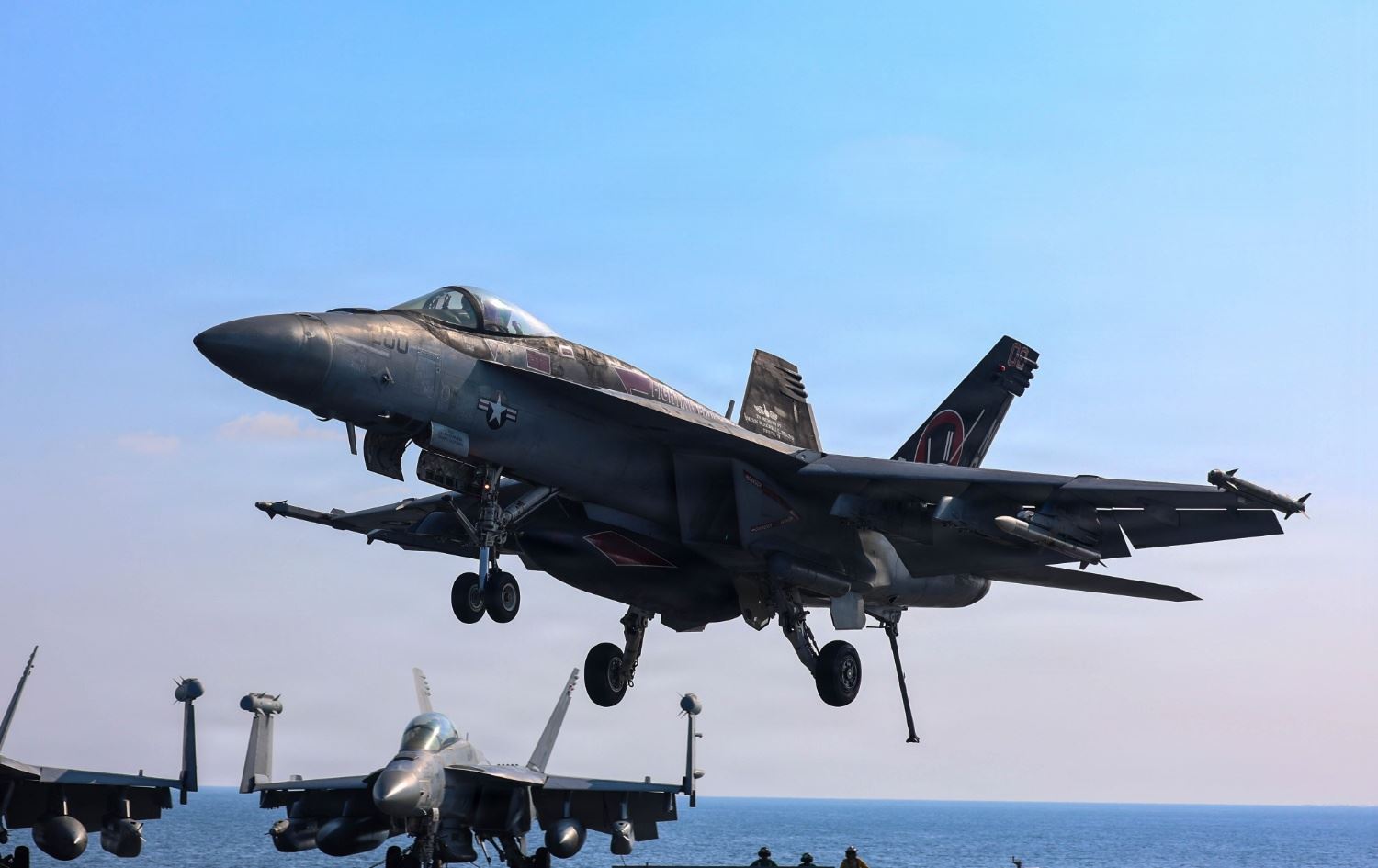 طائرة من طراز إف/إيه-18 اثناء عملية الهبوط على "يو أس أس أبراهام لينكولن"-Centcom