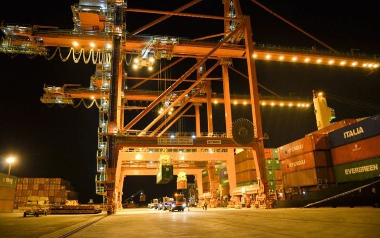 مصدران في الكمارك والمنافذ الحدودية: نظام الشحن التجاري إلى العراق لم يتوقف