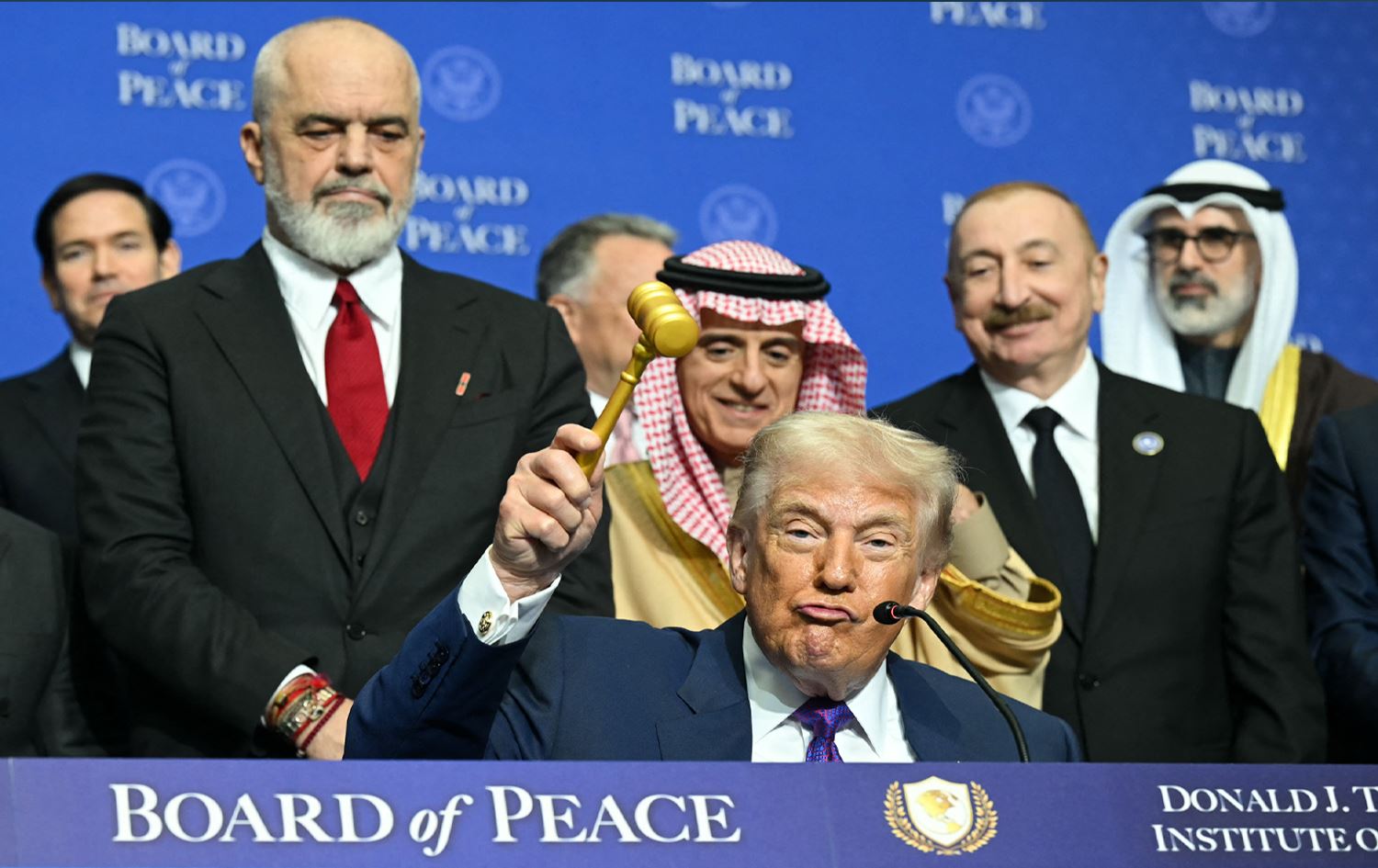 تەختی ئەنجوومەنی ئاشتی لەژێر سێبەری جەنگدا؛ ترەمپ 10 رۆژ مۆڵەت بە ئێران دەدات