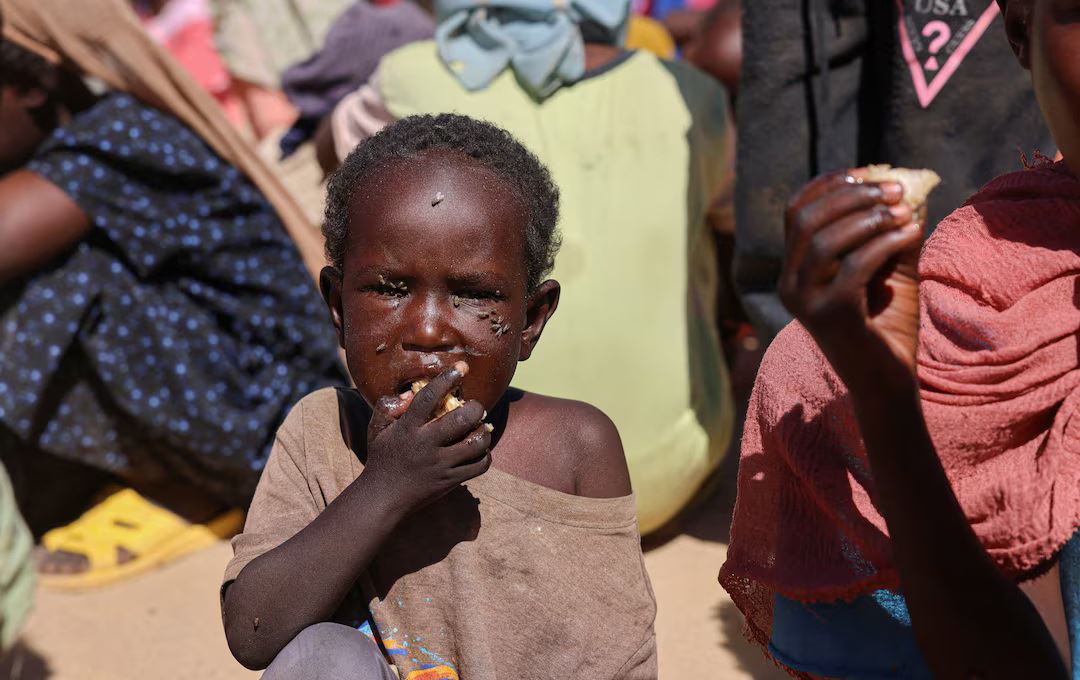 منداڵێکی ئاوارەی سوودانی خەڵکی ئەلفاشر، لە نێوەڕاستی ململانێی نێوان هێزەکانی پشتیوانی خێرا (RSF) و سوپای سووداندا، لە کەمپی کاتیی "تینێ" بۆ ئاوارەکان لە رۆژهەڵاتی چاد، خۆراک دەخوات. 22-11-2025. وێنە: Reuters