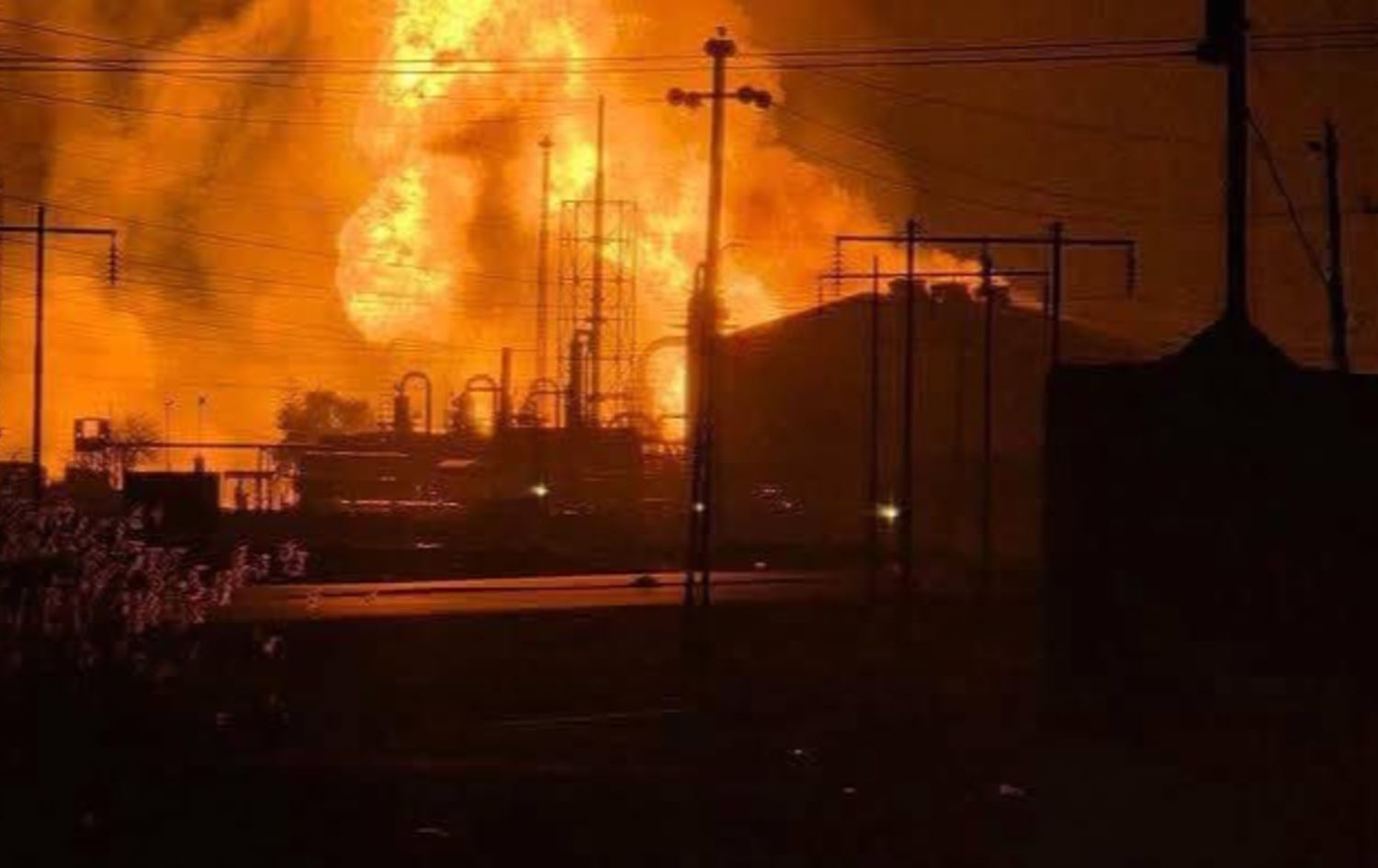 جانب من الحريق في الأنبوب 