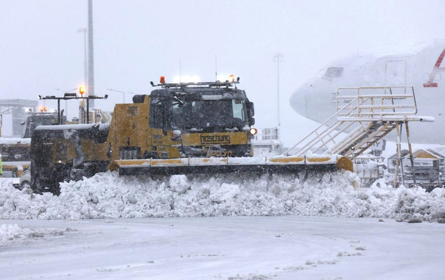 راماڵینی بەفر لەنێو فڕۆکەخانەی ڤیەننا. وێنە: Flughafen Wien/APA