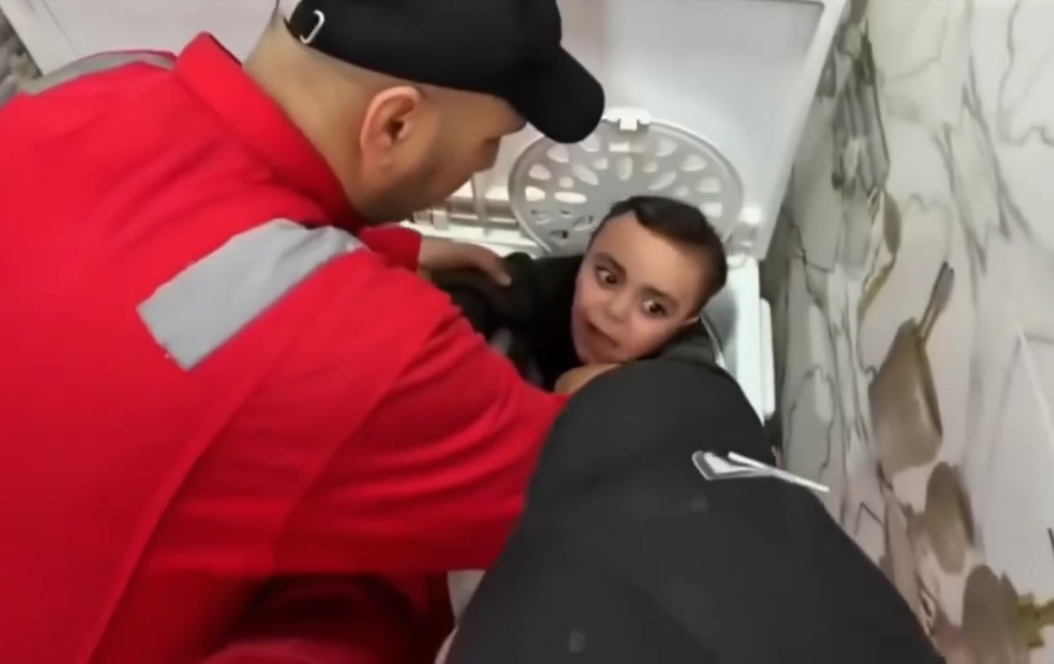 ساتی رزگارکردنی منداڵەکە لەنێو جلشۆرەکە