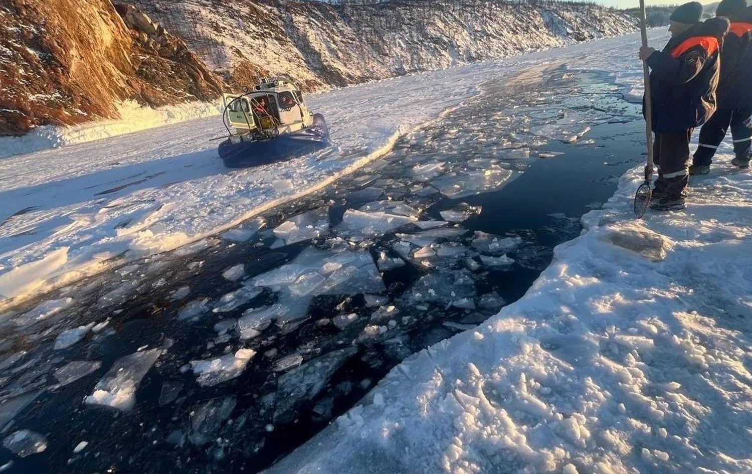 Rusya’da Baykal Gölü’nde buz altına giren araçta 8 kişi öldü