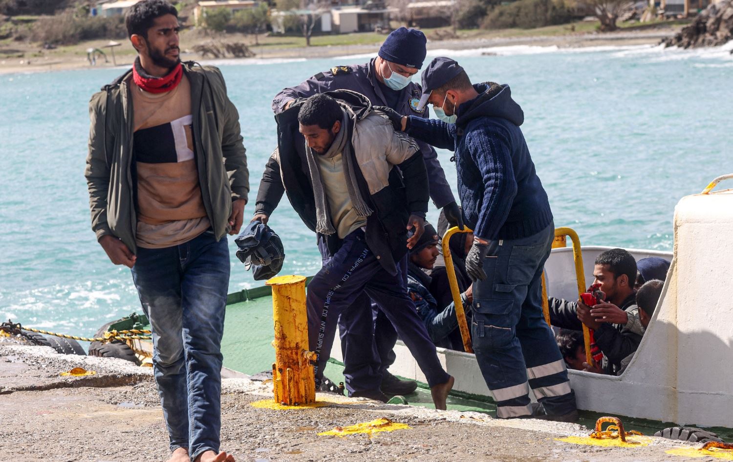 مهاجرون أنقذتهم سفينة تجارية-AFP