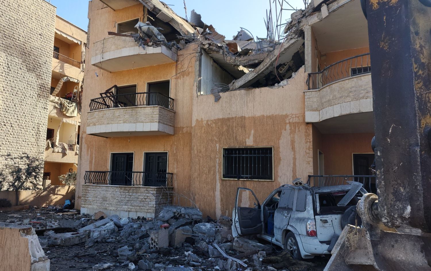 آثار الغارة الإسرائيلية-AA