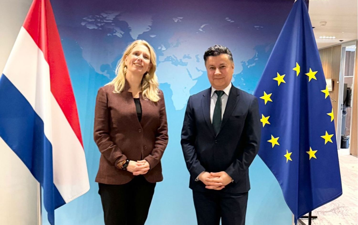 وێنەکە: د. دلاوەر ئاژگەیی و بەرپرسێکی وەزارەتی دەرەوەی هۆڵەندا