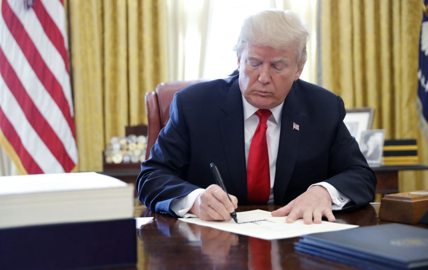 ترەمپ رێژەی باجی گومرگی جیهانیی ئەمریکا لە 10% بۆ 15% بەرز دەکاتەوە؛ "راستەوخۆ جێبەجێ دەکرێت"