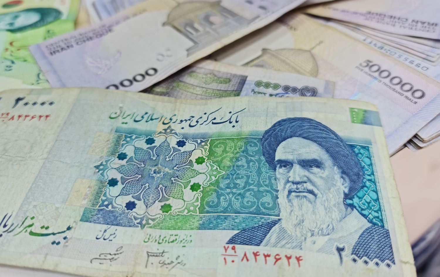 یەک دۆلار بە زیاتر لە 164 هەزار تمەن مامەڵەی پێوەدەکرێت