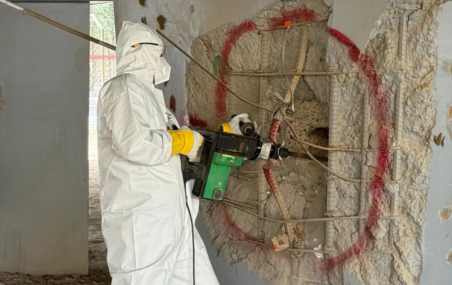 عامل من الهيئة النووية يتعامل مع تلوث إشعاعي