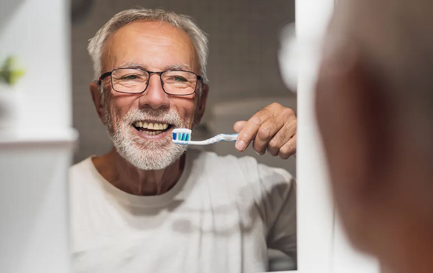 بەساڵاچوویەک ددان دەشوات. 