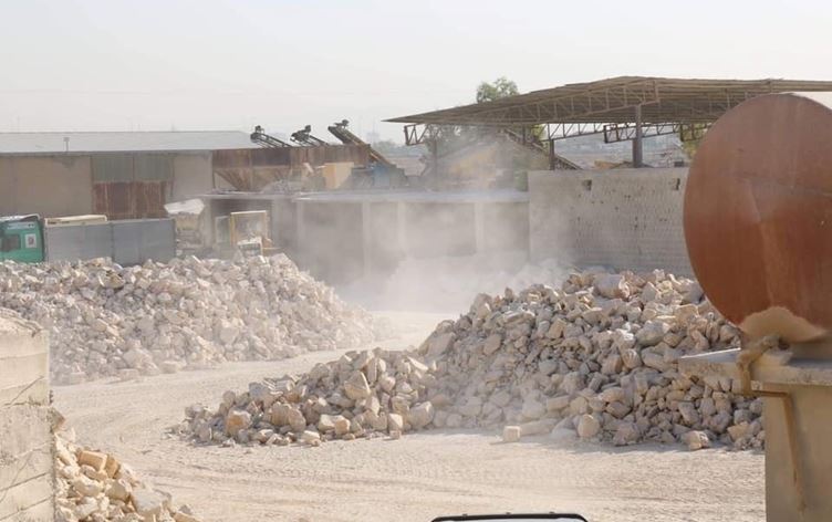 کارگەیەکی هاڕینی بەرد لە هەولێر. وێنە: ئەرشیفی قایمقامیەتی هەولێر