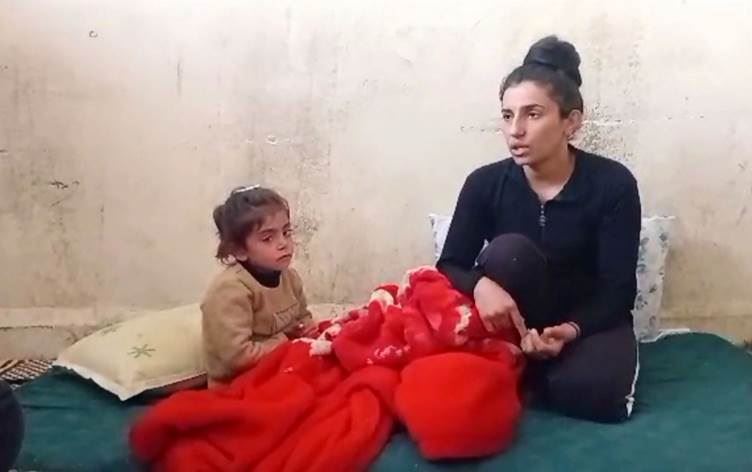 صورة الطفلة المريضة ووالدتها