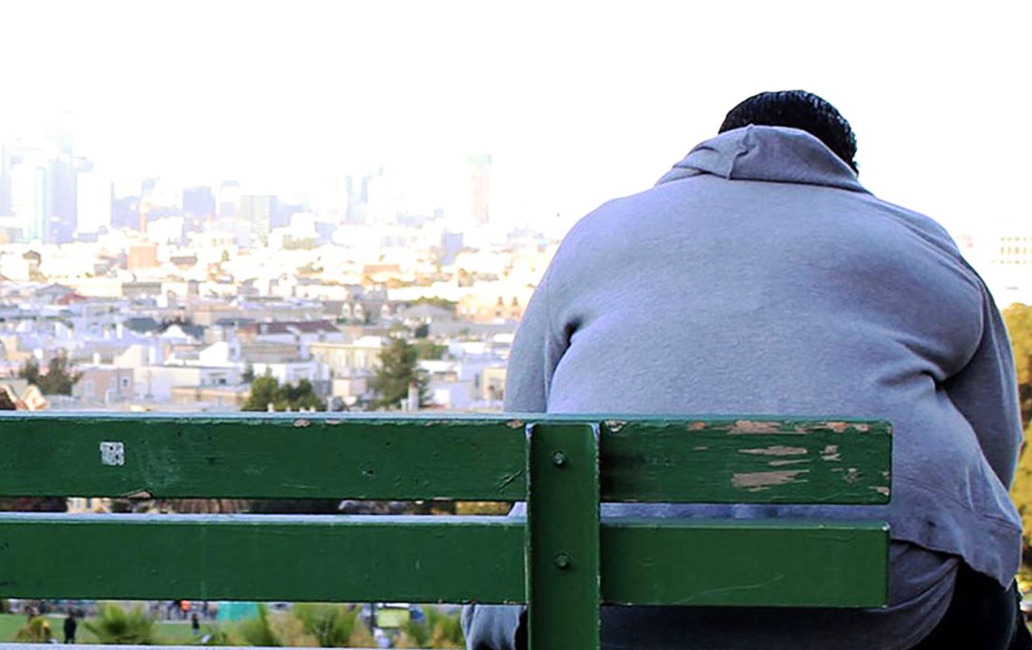 کەسێکی قەڵەو دانیشتووە.