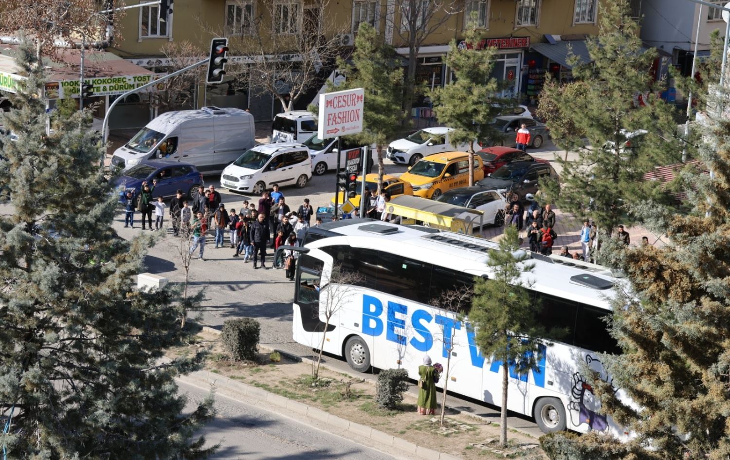 Amedspor taraftarları ise Vanspor atkıları ve Amedspor bayraklarıyla konvoyu alkışlarla karşıladı. 