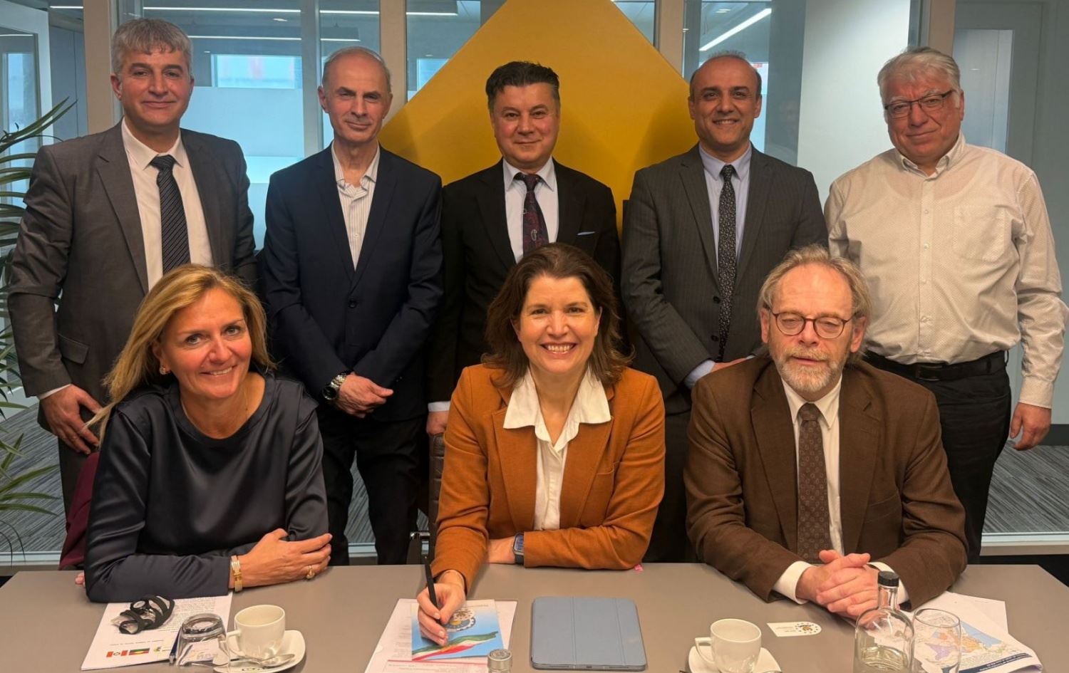 وێنەی بەشداربووانی کۆبوونەوەکە