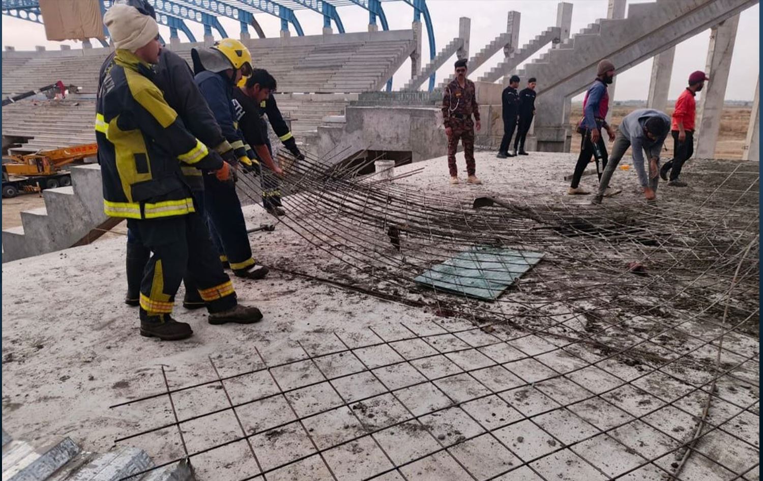 انهيار دعامة المدرج في ملعب الشطرة قيد الإنشاء 