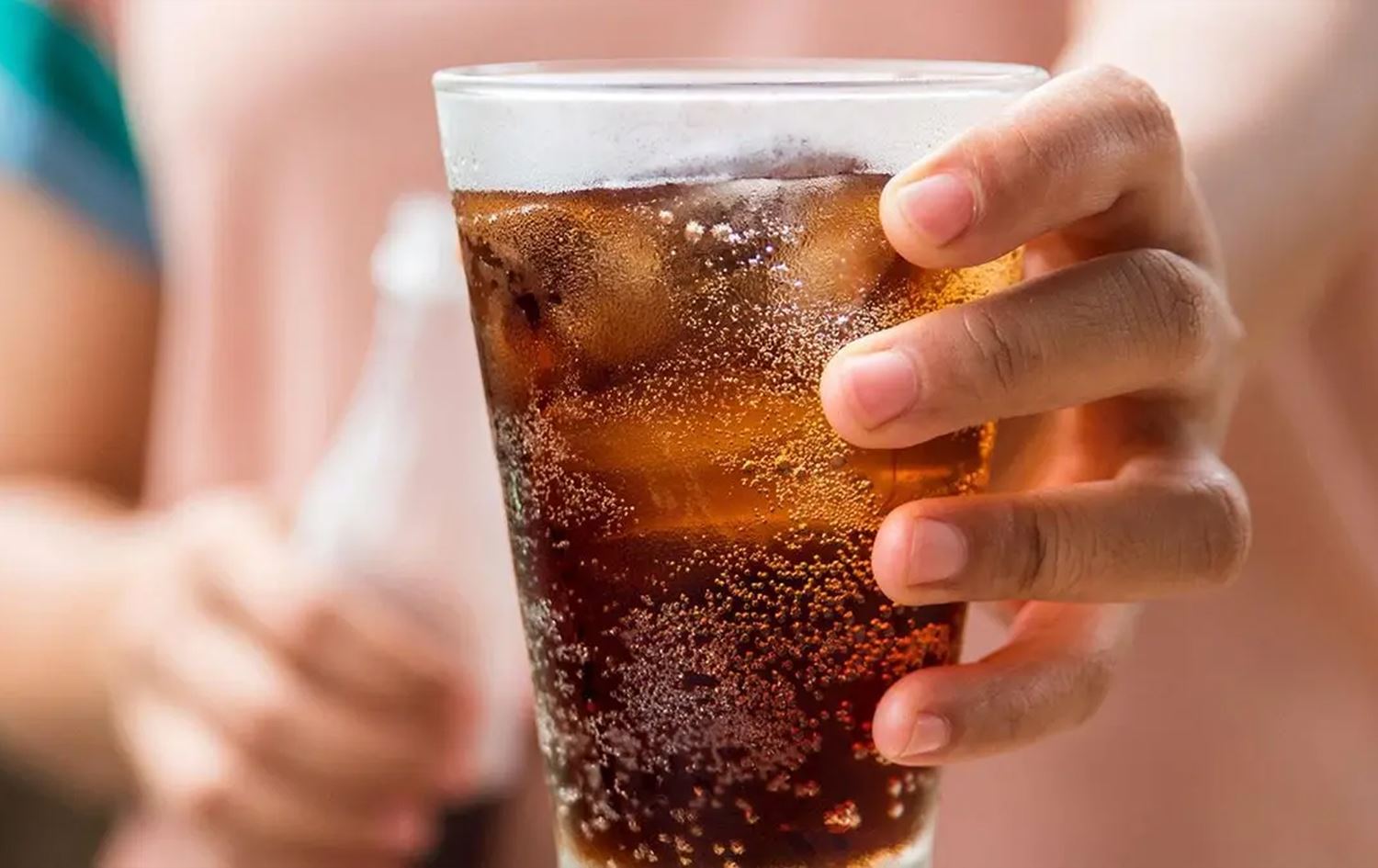 پەرداخێک خواردنەوەی گازی. وێنە: وێنە: alelm