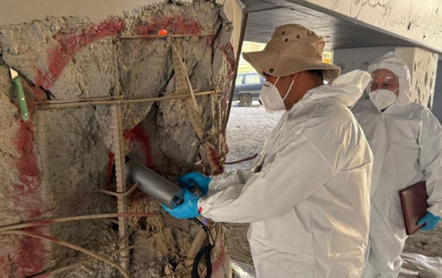 فريق فني يفحص الإشعاع في جسر الطوبجي