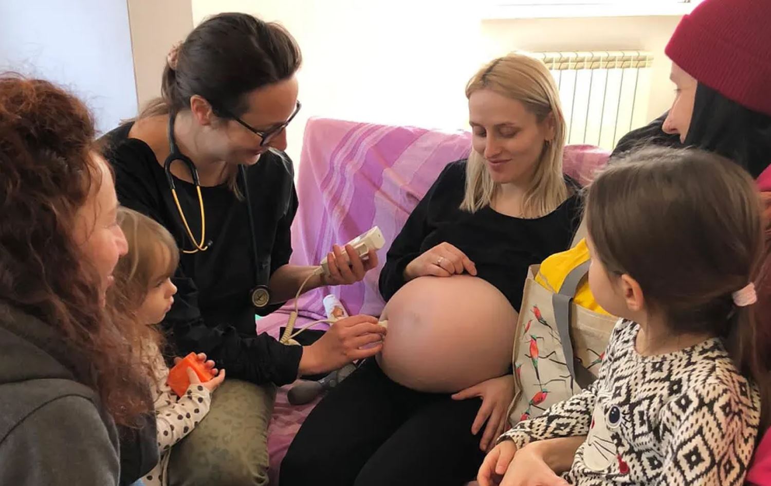 خانمێکی دووگیانی ئۆکراینی لەلایەن پزیشکێکەوە پشکنینی بۆ دەکرێت. وێنە: Direct Relief