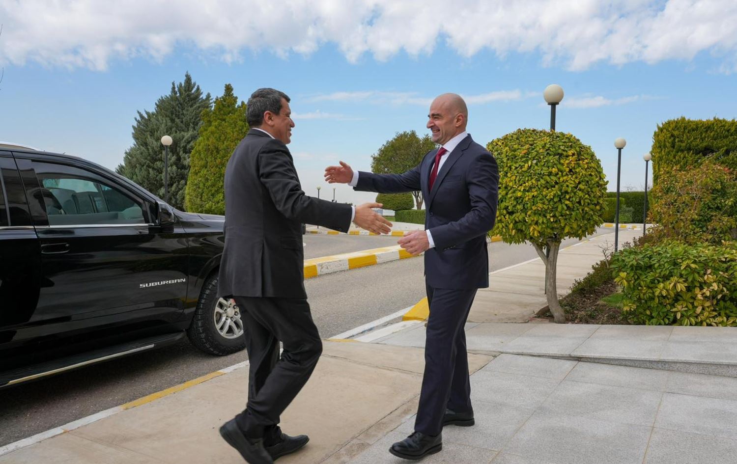 رئيس الاتحاد الوطني الكوردستاني بافل طالباني والقائد العام لقوات سوريا الديمقراطية (قسد) الجنرال مظلوم عبدي