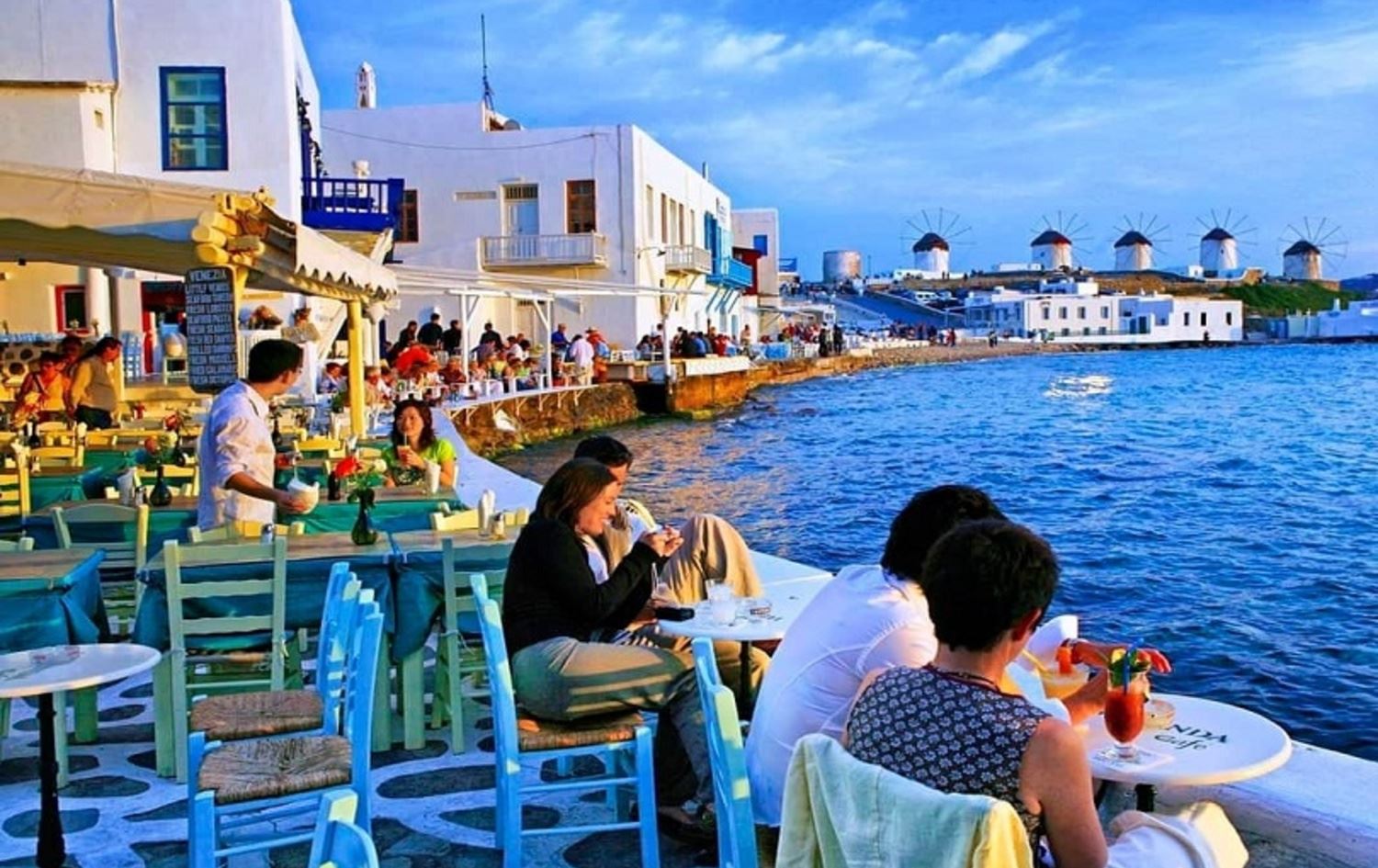 سائحون في اليونان