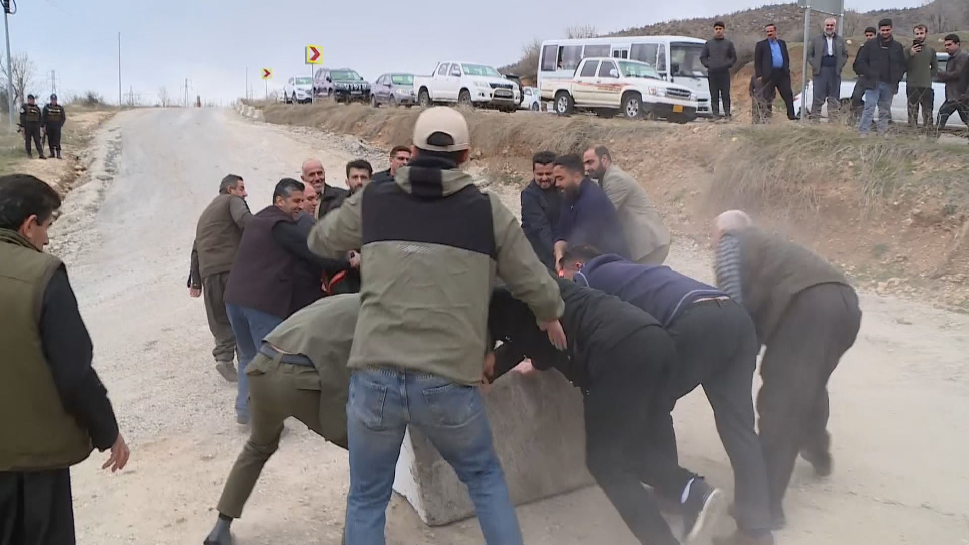 ژمارەیەک گەنج رێگەی سەرەکییان داخست