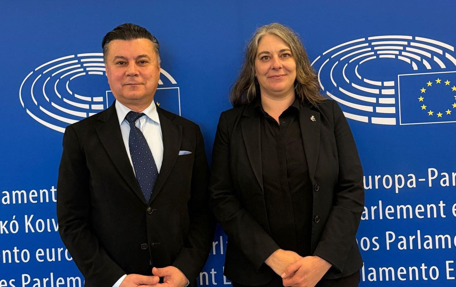 ممثل حكومة إقليم كوردستان لدى الاتحاد الأوروبي دلاور خالد آژگيي وسيسيليا سترادا، عضو البرلمان الأوروبي عن مجموعة التحالف التقدمي للاشتراكيين والديمقراطيين