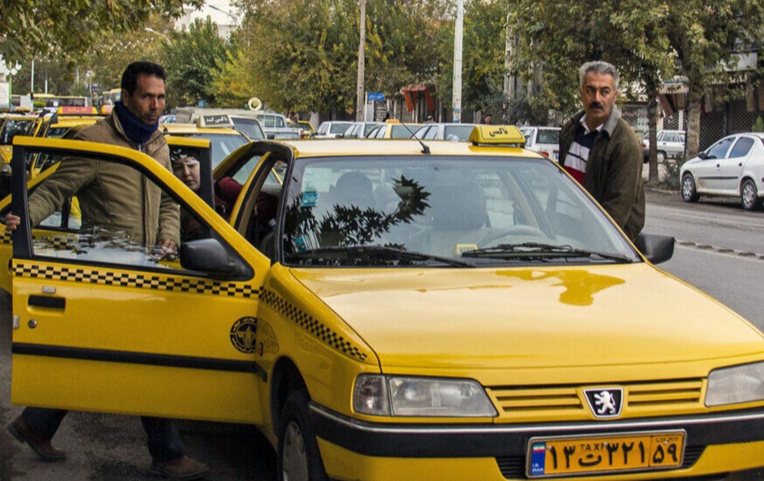 تەکسییەک لەنێو شاری سنە. وێنە: میدیای فەرمیی ئێران