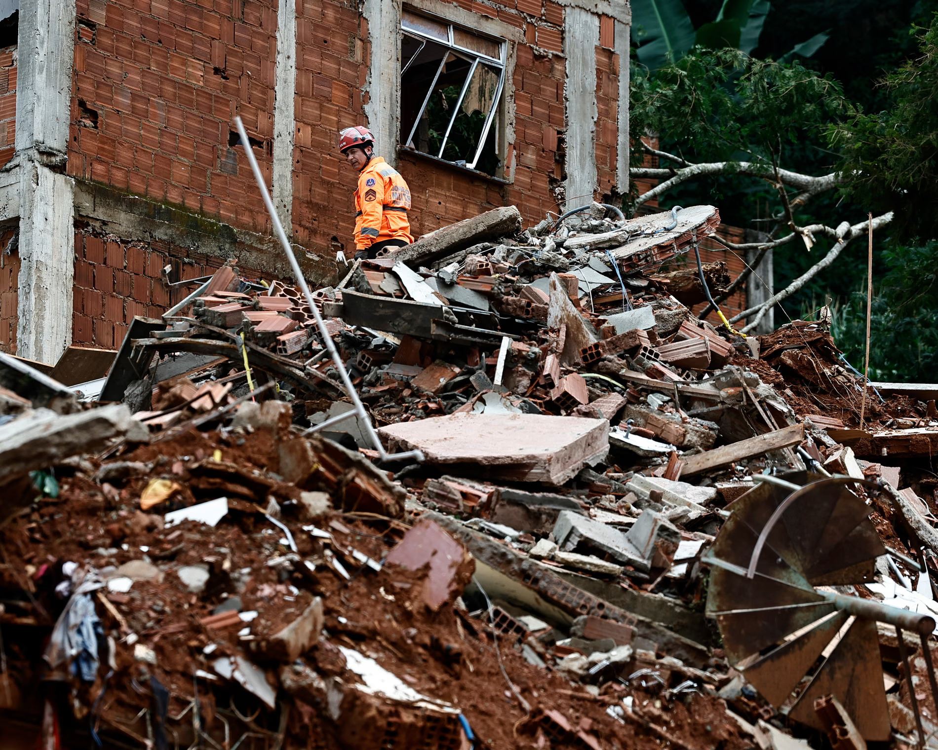 ئەندامێکی تیمی بەرگریی شارستانی سەرقاڵی رزگارکردنی هاووڵاتییانە