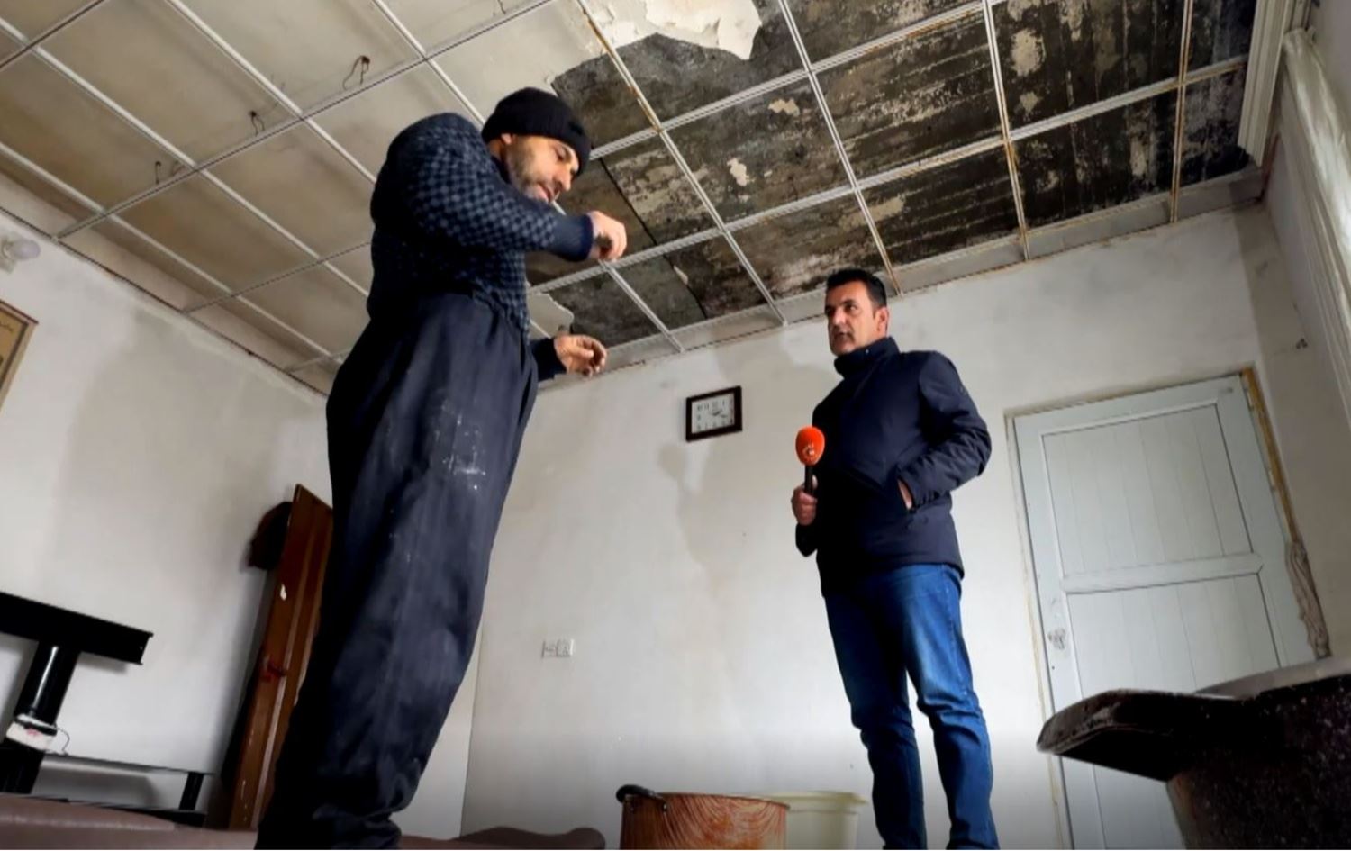 خاوەنی ماڵەکە (دەستی چەپ) لەگەڵ ئەندام جەبار پەیامنێری رووداو (دەستە راست)