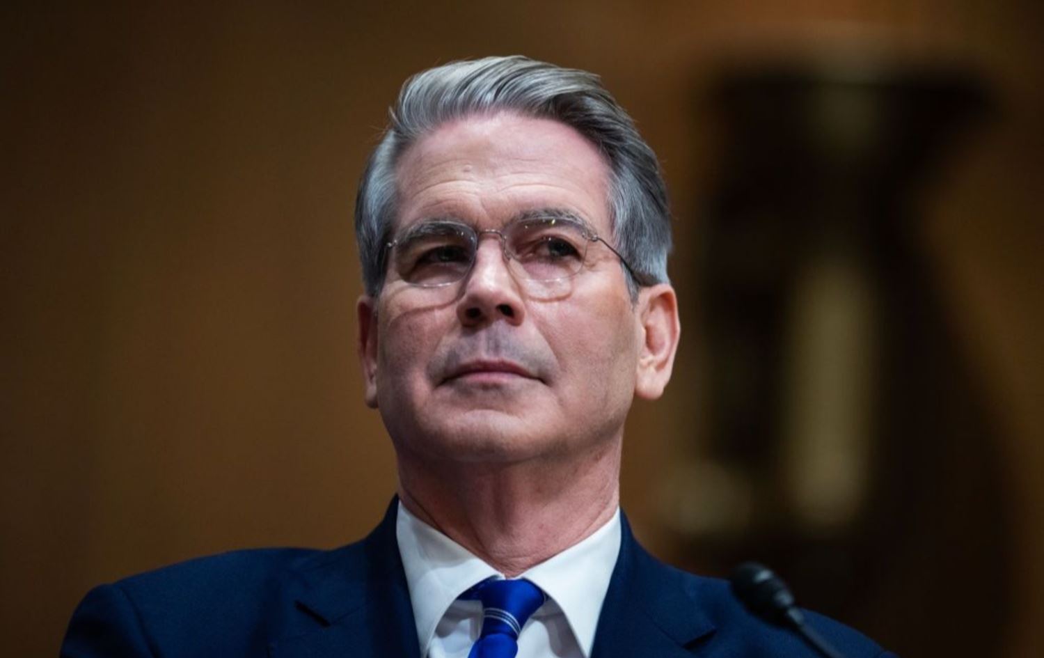 ئەمریکا 33 کەسایەتی، کەشتی و دامەزراوەی ئێرانی سزادا