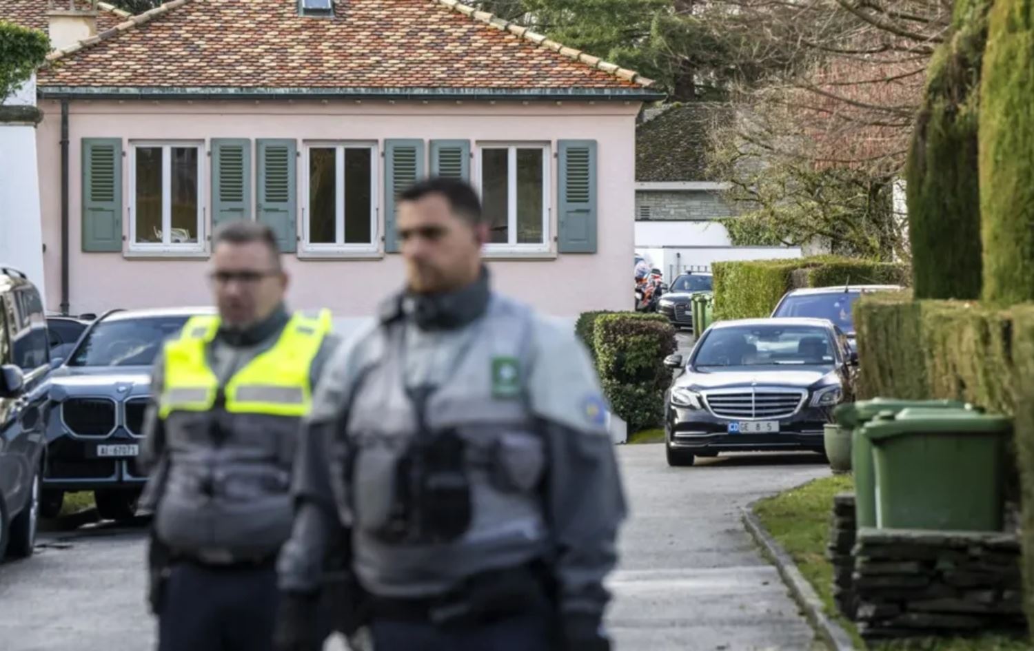 باڵیۆزخانەی عومان لە جنێڤ، ئەو شوێنەی گەڕی پێشووی دانوستاندنی تێدا ئەنجامدرا. 